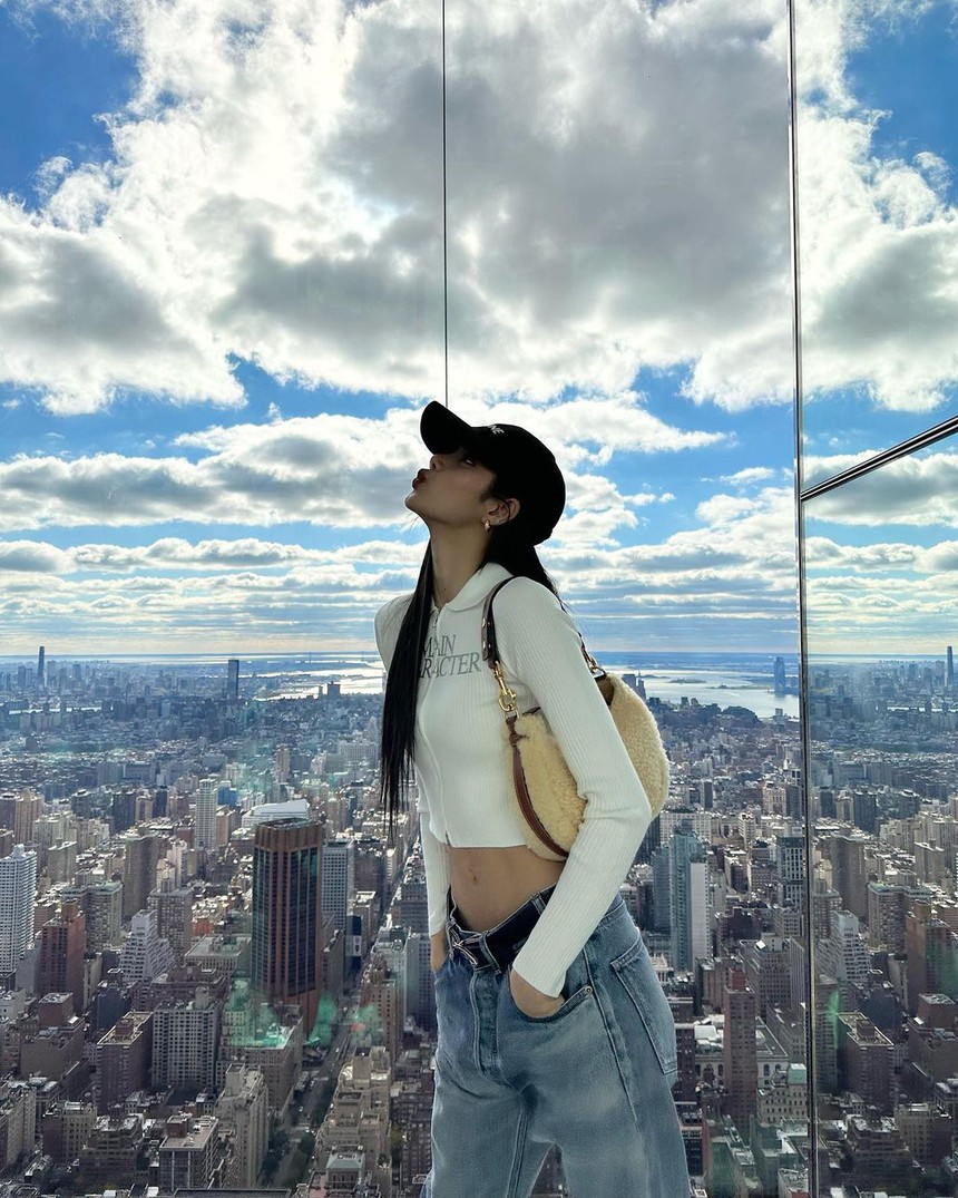 Style Lisa lên hương chuẩn 'phú bà showbiz', sắm mẫu na ná về diện đảm bảo bạn cũng 'sang như người có tiền'  - Ảnh 4.