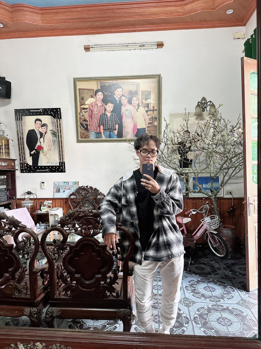 Văn Toàn về Việt Nam ăn tết muộn, em gái hết đòi quà lại trêu anh "ế" - Ảnh 1.