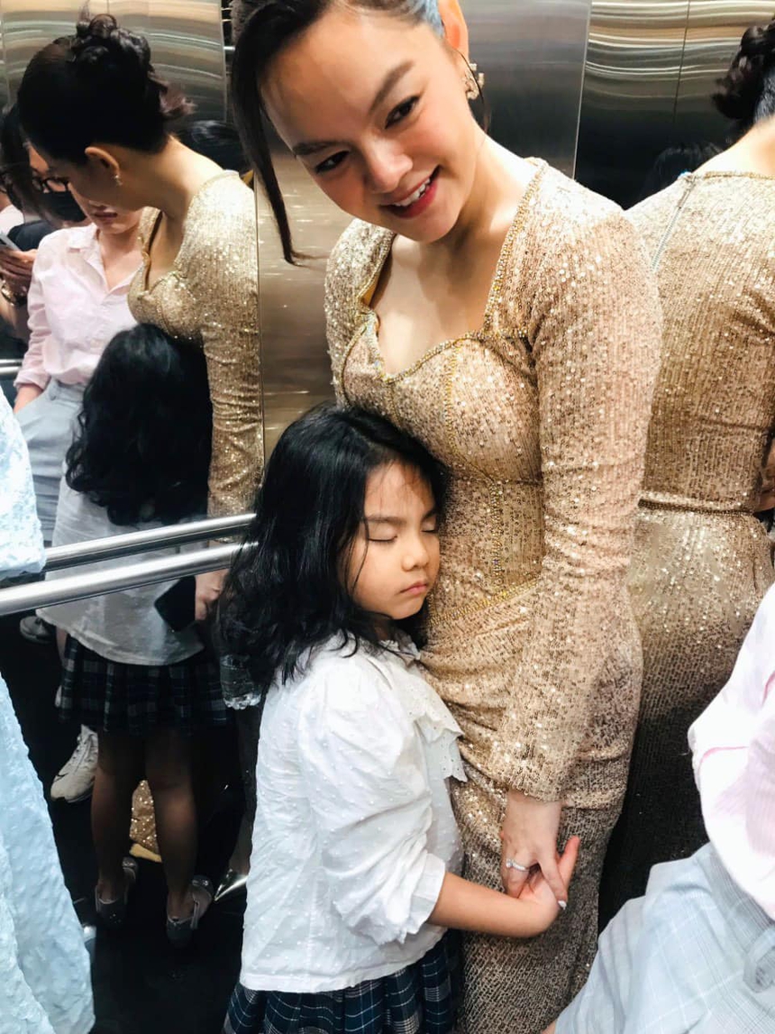 Phạm Quỳnh Anh đưa con đi diễn và cái kết khiến dân tình 'dở khóc dở cười' - Ảnh 3.