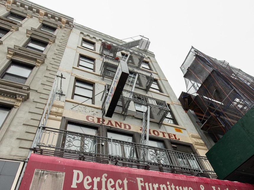 Hóa ra đây là khách sạn '1 sao' tồi tệ nhất New York, bước vào căn phòng thế này mà bị hét giá 2 triệu/đêm thì hết cả hồn! - Ảnh 2.