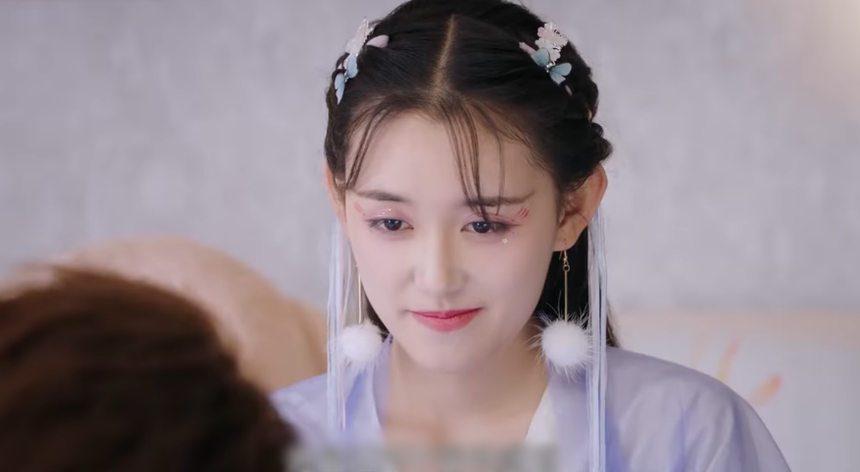 Phát hiện sao nữ 'makeup lố' ngang ngửa Cúc Tịnh Y, ở nhà mà 'lên đồ' như đi hát bội - Ảnh 1.