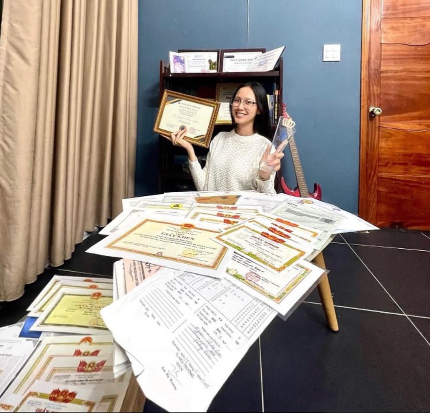 Giải trí 24h: Phương Oanh và Shark Bình bị chê gu thời trang, Hoa hậu Bảo Ngọc từ chối học bổng 'khủng'... - Ảnh 3.