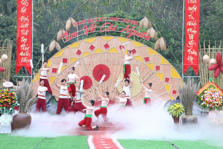 Độc đáo tour du lịch 'Tìm về cội nguồn' kết nối các điểm di tích lịch sử - Ảnh 1.