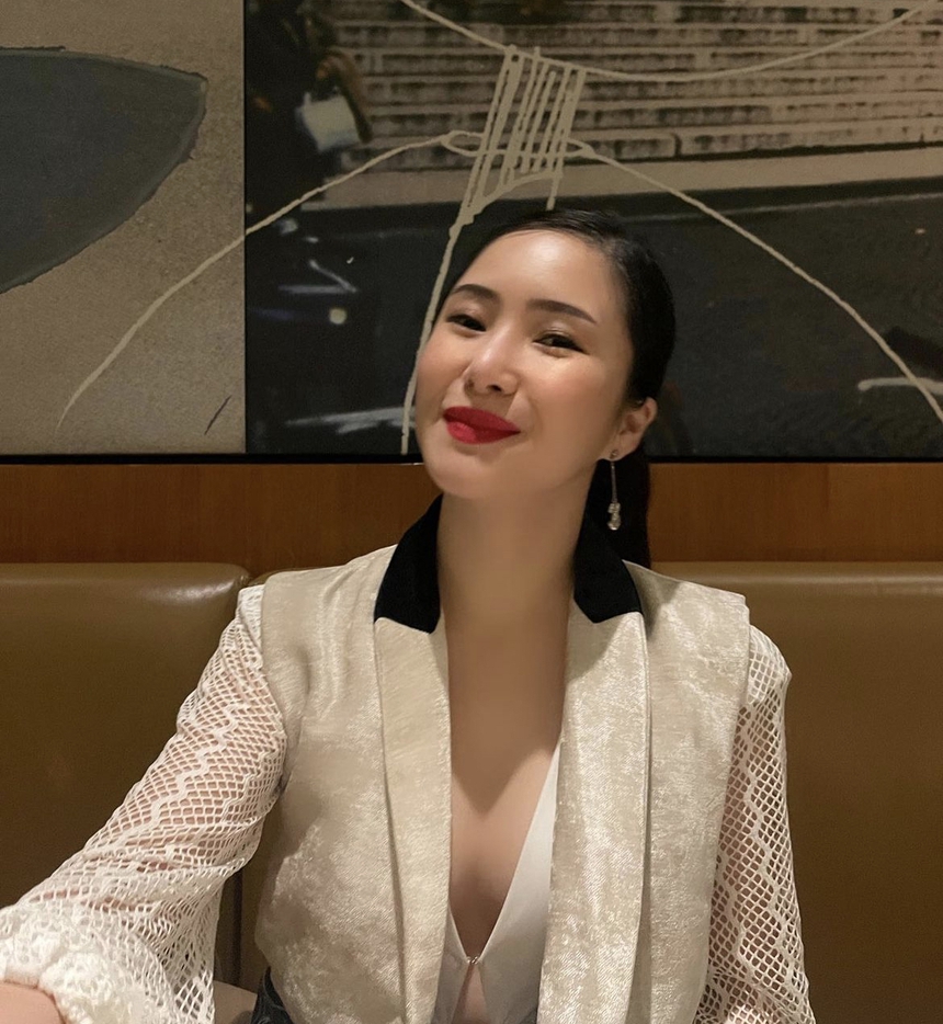 Nữ ca sĩ Vbiz bán hết tài sản sang Mỹ du học nhưng nửa đêm bật khóc nhận là 'sinh viên nghèo' giờ sống thế nào? - Ảnh 4. Nữ ca sĩ Vbiz bán hết tài sản sang Mỹ du học nhưng nửa đêm bật khóc nhận là 'sinh viên nghèo' giờ sống thế nào? - Ảnh 4.