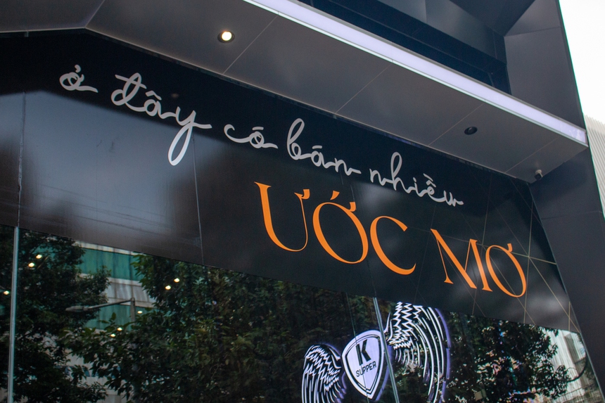 Bên trong đại lý siêu xe nổi tiếng nhất Việt Nam: Camera khắp nơi, có chỗ rửa xe, ngồi mát-xa cạnh xe khủng chục tỷ - Ảnh 3.