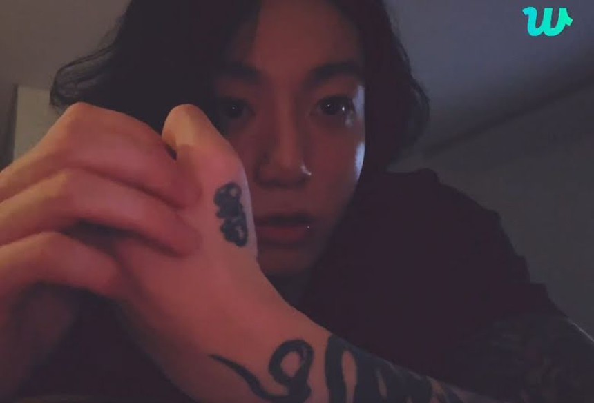 Jungkook BTS 'livestream' chia sẻ chi tiết về các hình xăm  - Ảnh 3.