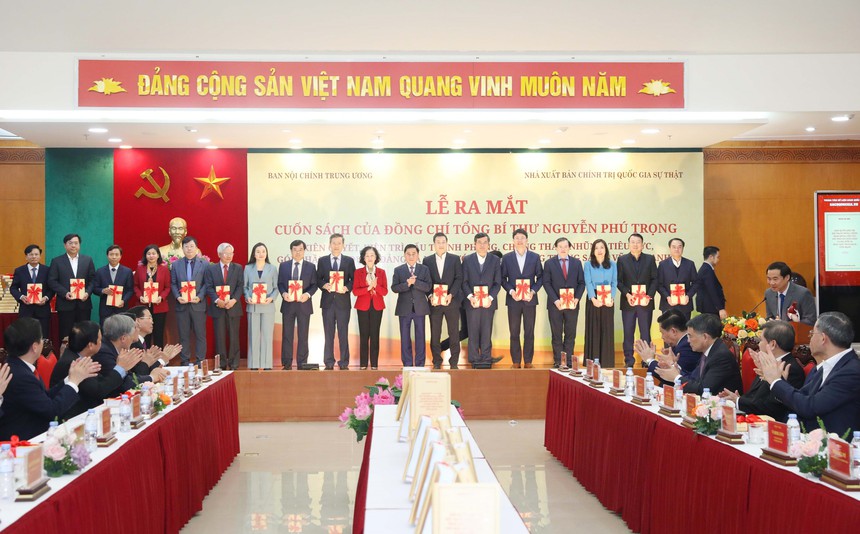 Lễ ra mắt cuốn sách của Tổng Bí thư Nguyễn Phú Trọng về đấu tranh phòng, chống tham nhũng, tiêu cực - Ảnh 3. Lễ ra mắt cuốn sách của Tổng Bí thư Nguyễn Phú Trọng về đấu tranh phòng, chống tham nhũng, tiêu cực - Ảnh 3.