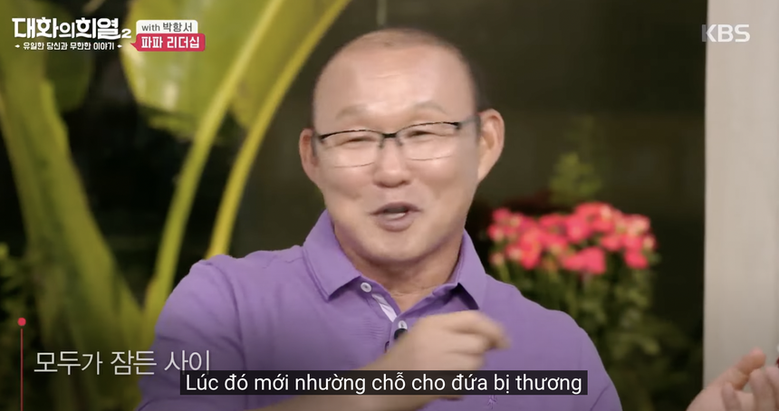 HLV Park Hang-seo: "Cầu thủ gọi tôi là bố, nếu con mình bị đau làm sao tôi ngồi yên được" - Ảnh 1. HLV Park Hang-seo: "Cầu thủ gọi tôi là bố, nếu con mình bị đau làm sao tôi ngồi yên được" - Ảnh 1.