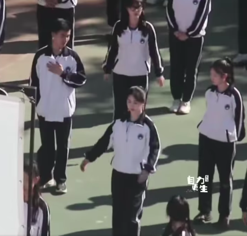 Dương Tử xinh xắn như nữ sinh cấp 3, tự chế điệu nhảy ai xem cũng bật cười  - Ảnh 3.