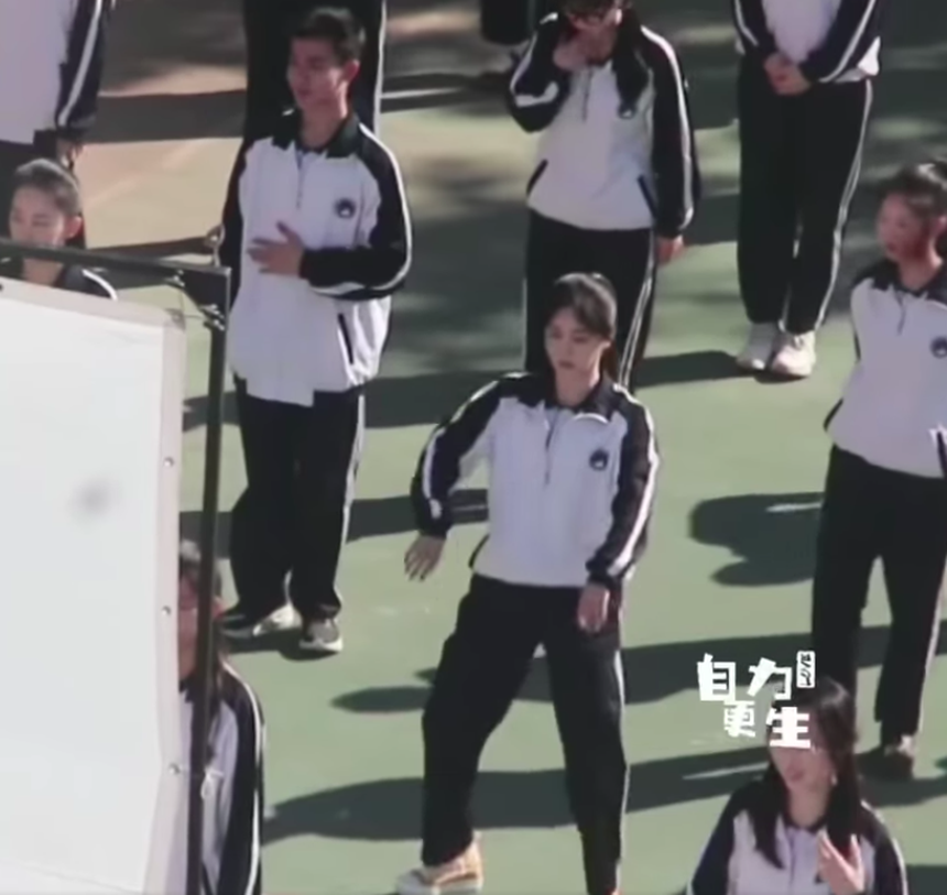 Dương Tử xinh xắn như nữ sinh cấp 3, tự chế điệu nhảy ai xem cũng bật cười  - Ảnh 5.