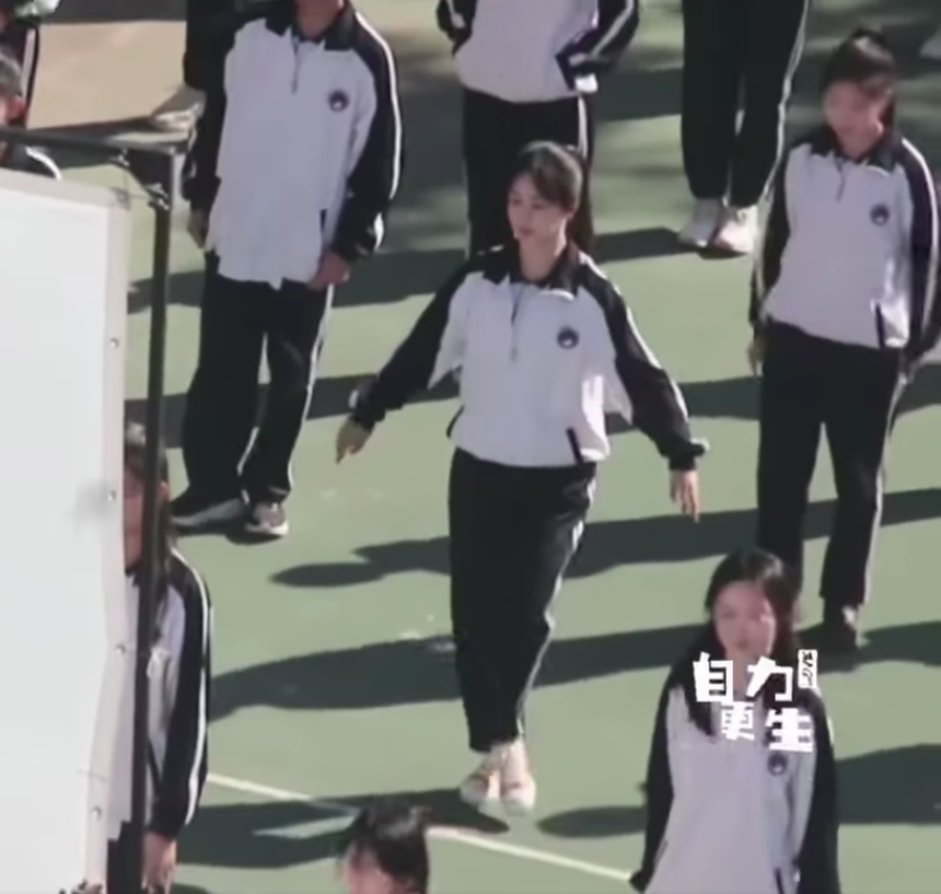 Dương Tử xinh xắn như nữ sinh cấp 3, tự chế điệu nhảy ai xem cũng bật cười  - Ảnh 2.