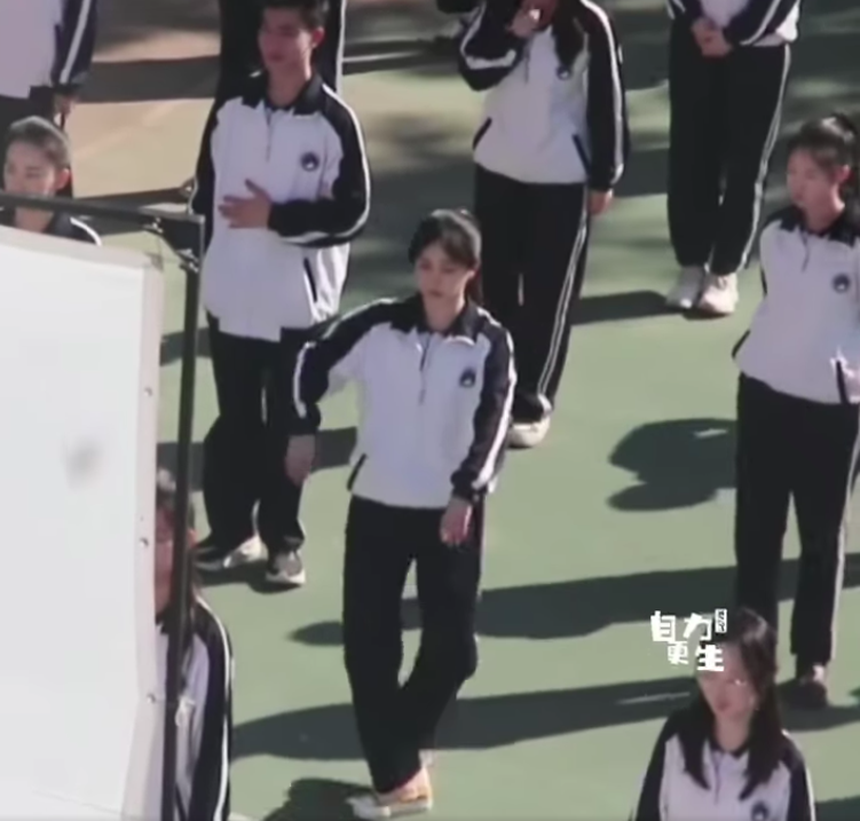 Dương Tử xinh xắn như nữ sinh cấp 3, tự chế điệu nhảy ai xem cũng bật cười  - Ảnh 4.