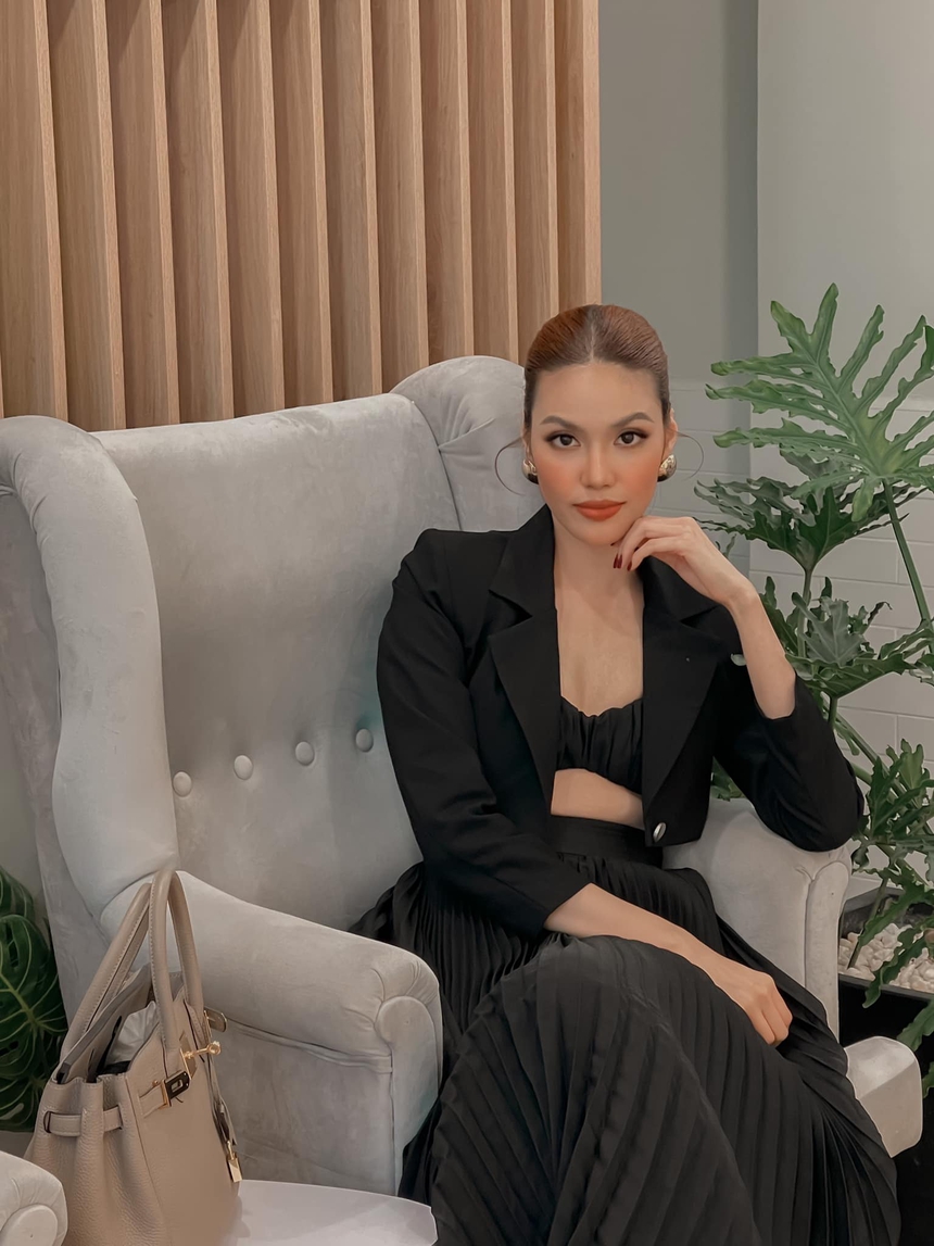 Dinh thự dát vàng chưa là tất cả, vợ chồng Lan Khuê giàu cỡ nào?  - Ảnh 1.