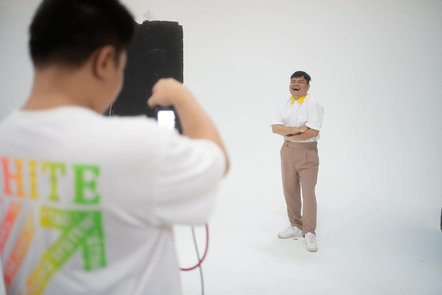 Trịnh Tú Trung: "Quay phim ở Thái Lan, tôi có tài xế riêng, ở khách sạn 5 sao, ăn uống theo ý mình" - Ảnh 2.