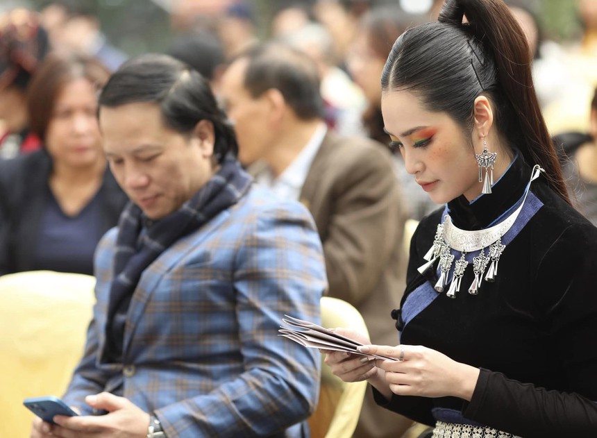 Hoa hậu Nông Thúy Hằng sau gần 1 năm đăng quang: Mua nhà, mua xe khá xa vời với tôi - Ảnh 2.