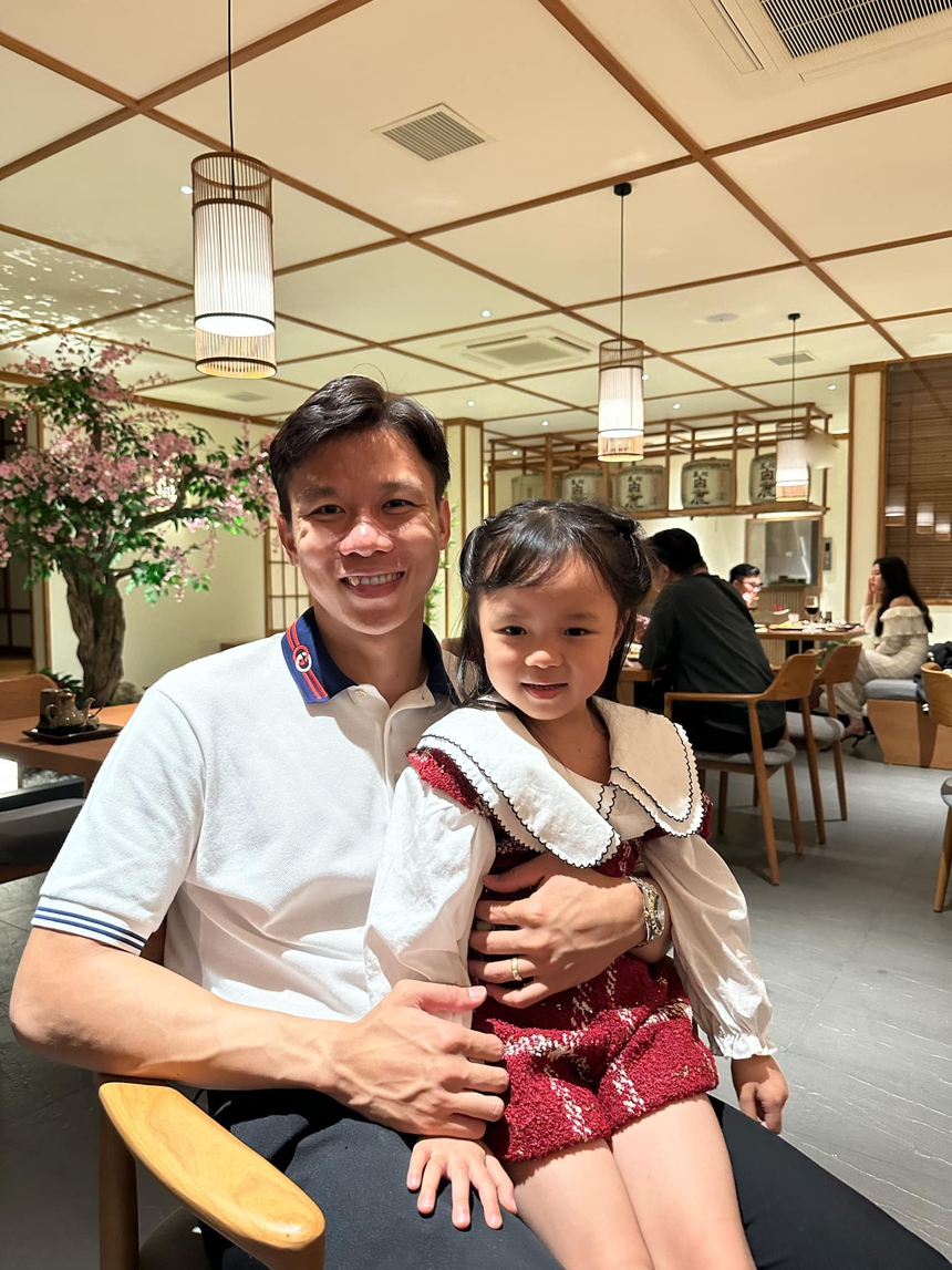 Thành Chung tập đấm bốc cùng vợ, Văn Đức đưa gia đình đi du lịch - Ảnh 2.