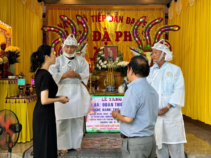 Các con túc trực tang lễ, Mỹ Tâm và dàn sao Việt thương tiếc cố NS Thiên Kim - Ảnh 11. Các con túc trực tang lễ, Mỹ Tâm và dàn sao Việt thương tiếc cố NS Thiên Kim - Ảnh 11.