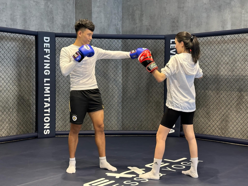 Thành Chung tập đấm bốc cùng vợ, Văn Đức đưa gia đình đi du lịch - Ảnh 1.