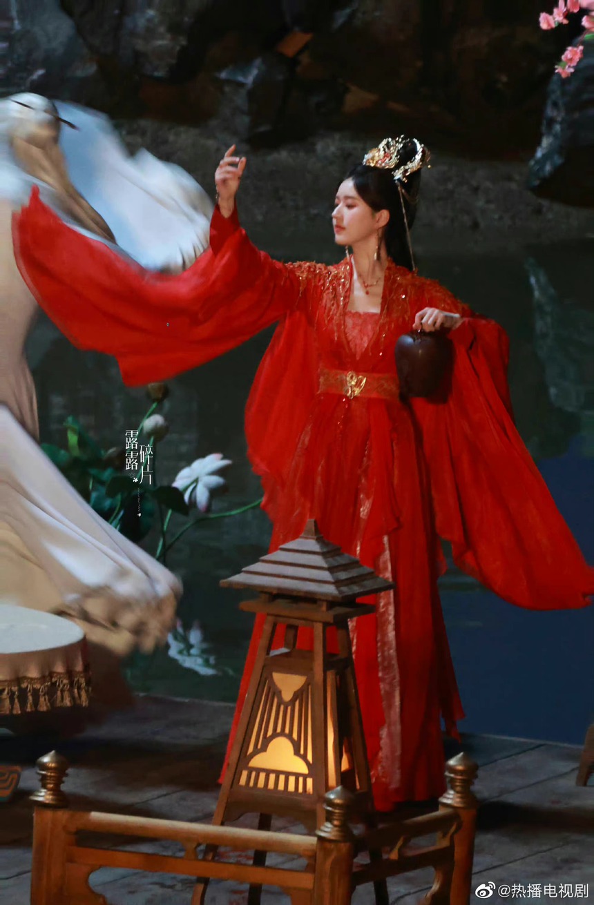 Triệu Lộ Tư làm cô dâu say rượu, mặc váy đỏ xinh đẹp có khác gì thời đóng Trần Thiên Thiên trong lời đồn? - Ảnh 2.