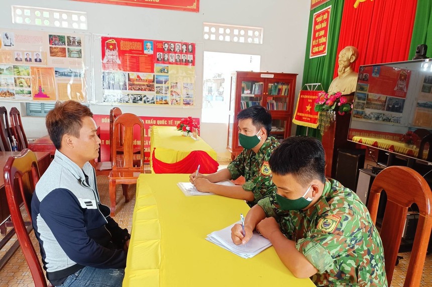 Vụ vận chuyển gần 57kg cần sa qua biên giới: Nghi phạm bỏ trốn ra đầu thú - Ảnh 1.