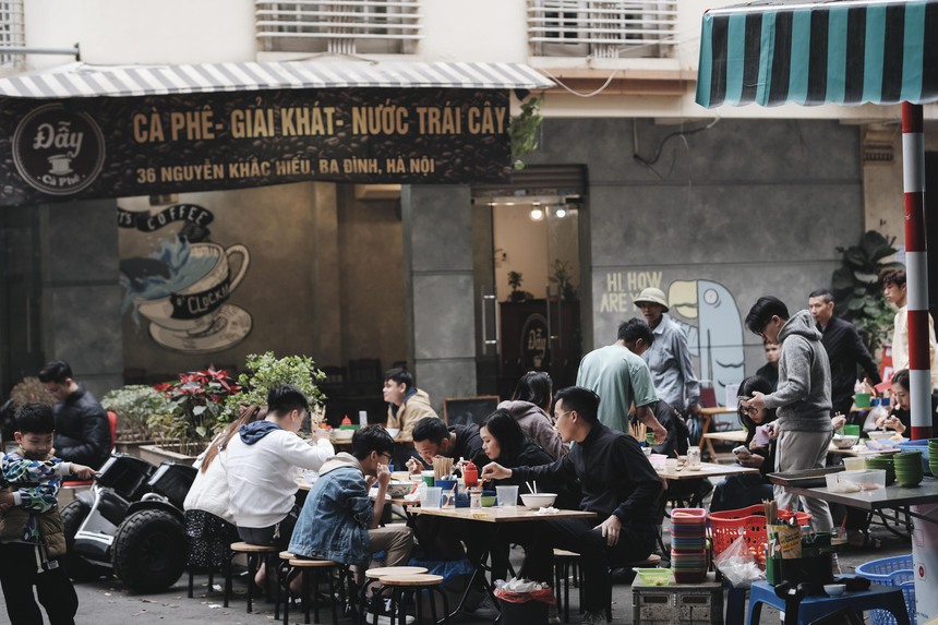 Các chủ quán ở Hà Nội lên tiếng về việc kết hợp buôn bán: Kìm hãm hay cùng sẻ chia để tồn tại? - Ảnh 3. Các chủ quán ở Hà Nội lên tiếng về việc kết hợp buôn bán: Kìm hãm hay cùng sẻ chia để tồn tại? - Ảnh 3.