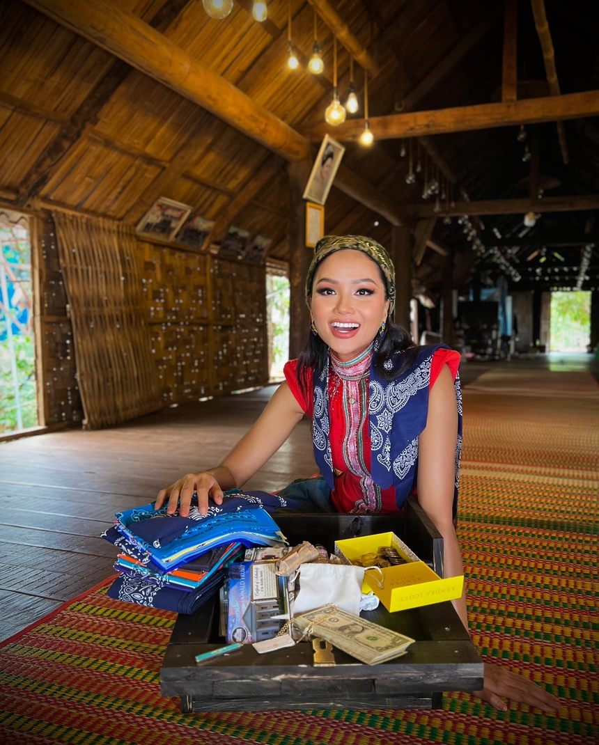 H'Hen Niê khóc khi khui rương quà đầy Đô la fan mang từ Mỹ về - Ảnh 1.