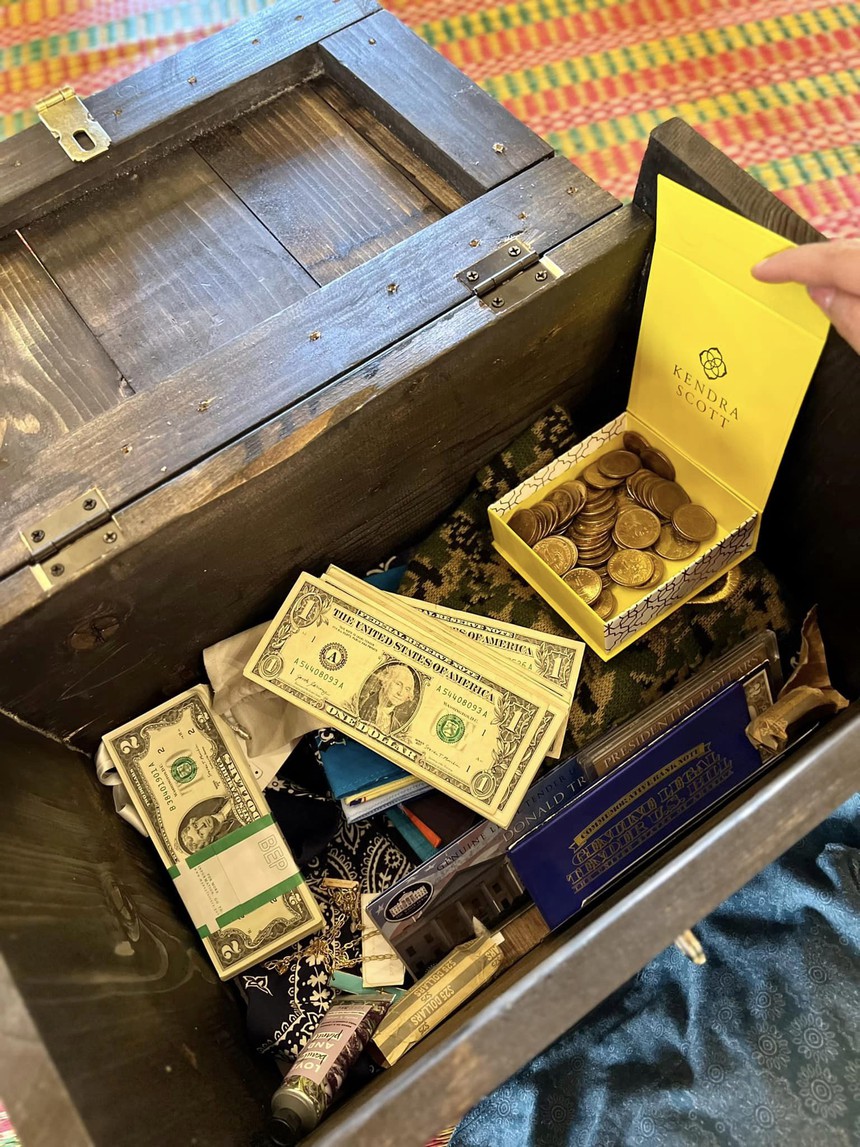 H'Hen Niê khóc khi khui rương quà đầy Đô la fan mang từ Mỹ về - Ảnh 2.