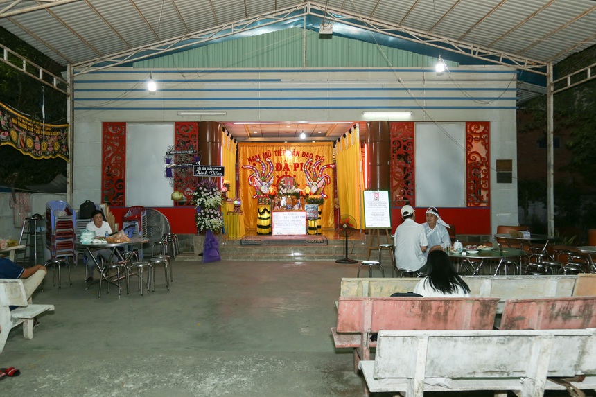 Các con túc trực tang lễ, Mỹ Tâm và dàn sao Việt thương tiếc cố NS Thiên Kim - Ảnh 7. Các con túc trực tang lễ, Mỹ Tâm và dàn sao Việt thương tiếc cố NS Thiên Kim - Ảnh 7.