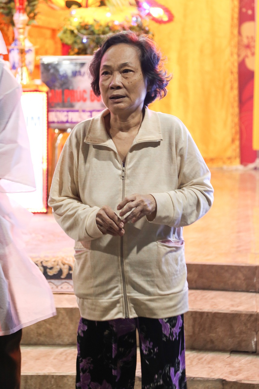 Các con túc trực tang lễ, Mỹ Tâm và dàn sao Việt thương tiếc cố NS Thiên Kim - Ảnh 9. Các con túc trực tang lễ, Mỹ Tâm và dàn sao Việt thương tiếc cố NS Thiên Kim - Ảnh 9.