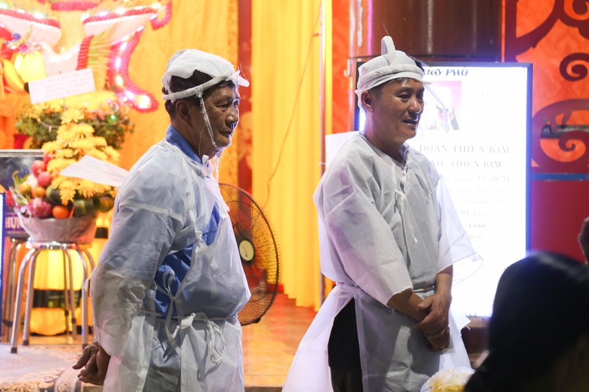 Các con túc trực tang lễ, Mỹ Tâm và dàn sao Việt thương tiếc cố NS Thiên Kim - Ảnh 3. Các con túc trực tang lễ, Mỹ Tâm và dàn sao Việt thương tiếc cố NS Thiên Kim - Ảnh 3.