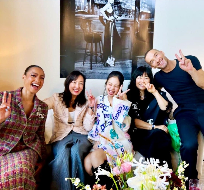 Tranh cãi về thân phận đại sứ Chanel của Jennie (BLACKPINK) và Minji (NewJeans): Người được chiều chuộng hết mực, kẻ lại “ra chuồng gà”? - Ảnh 6.
