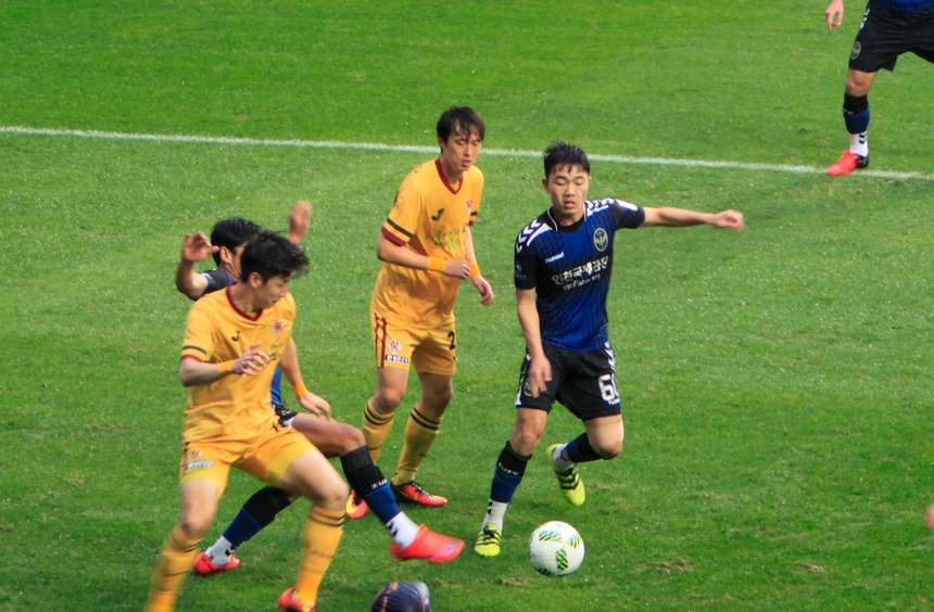 Tránh vết xe đổ từ đồng đội, "đứa con thần gió" của bầu Đức sẽ nở nụ cười khi xuất ngoại? - Ảnh 2.