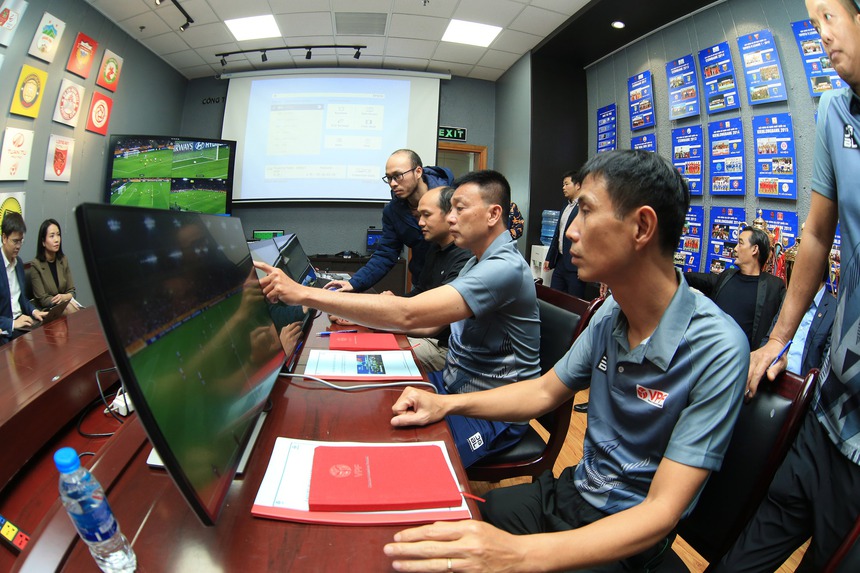 18 trọng tài dự tập huấn, V-League sắp có VAR - Ảnh 2.