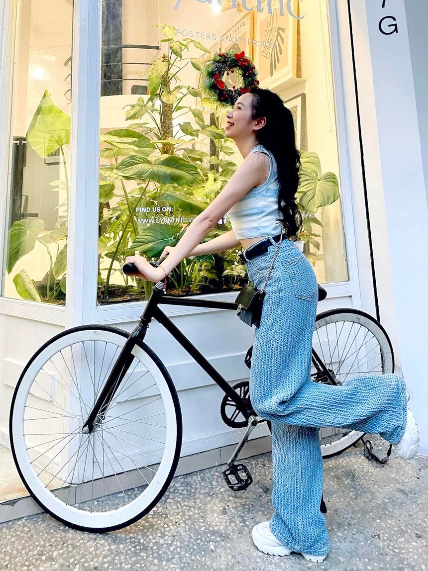 Style đối lập của nữ chính Dưới bóng cây hạnh phúc  - Ảnh 8.