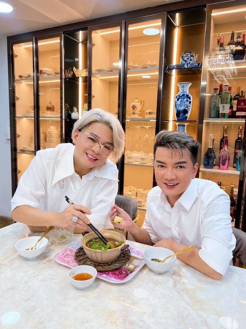 Tình bạn 25 năm của Đàm Vĩnh Hưng và nam đồng nghiệp nhiều tiền mặt, khôn "lõi đời" - Ảnh 2.