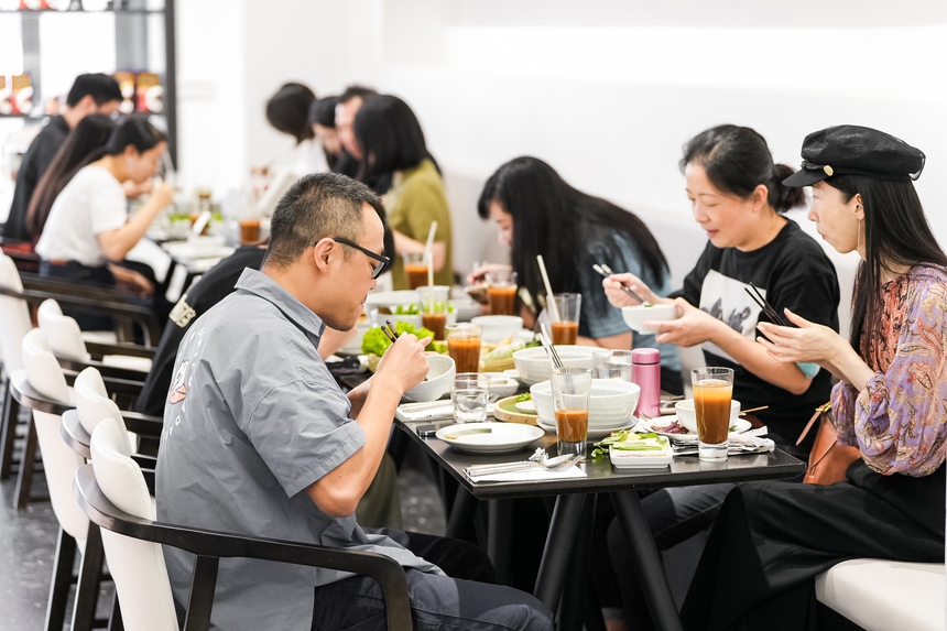 Người Trung Quốc ngỡ ngàng khi bước vào cửa hàng Trung Nguyên Legend ở Thượng Hải: "Đây là ly cà phê quốc dân rất đáng thử" - Ảnh 1.