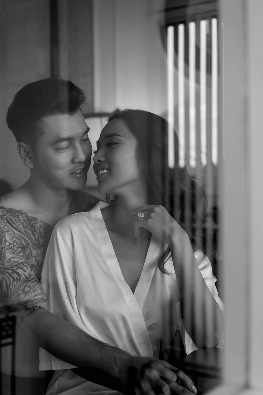  Ưng Hoàng Phúc và bà xã Kim Cương: 10 năm bên nhau vẫn nhìn với đôi mắt tình si - Ảnh 1.