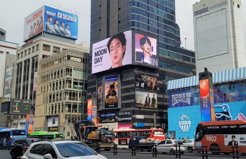 Jin BTS có mặt khắp Hàn Quốc dù đang thực hiện nghĩa vụ - Ảnh 5.