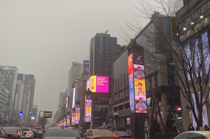 Jin BTS có mặt khắp Hàn Quốc dù đang thực hiện nghĩa vụ - Ảnh 6.