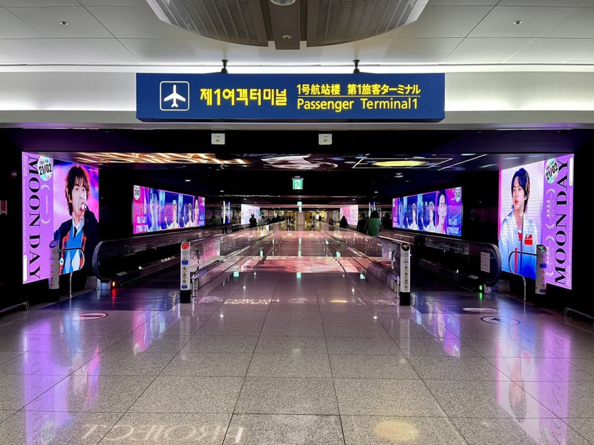 Jin BTS có mặt khắp Hàn Quốc dù đang thực hiện nghĩa vụ - Ảnh 8.