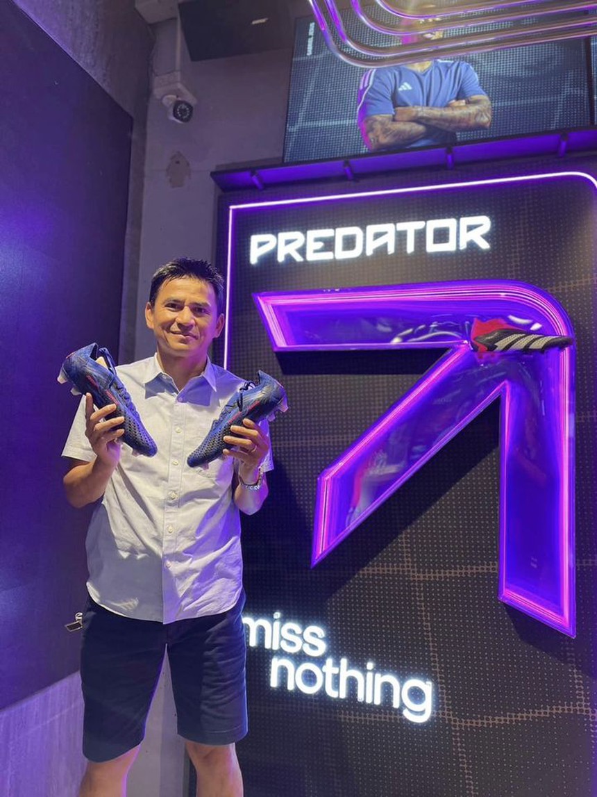 Tranh thủ HAGL nghỉ, Kiatisuk quảng bá mẫu giày siêu hot của Paul Pogba - Ảnh 2.