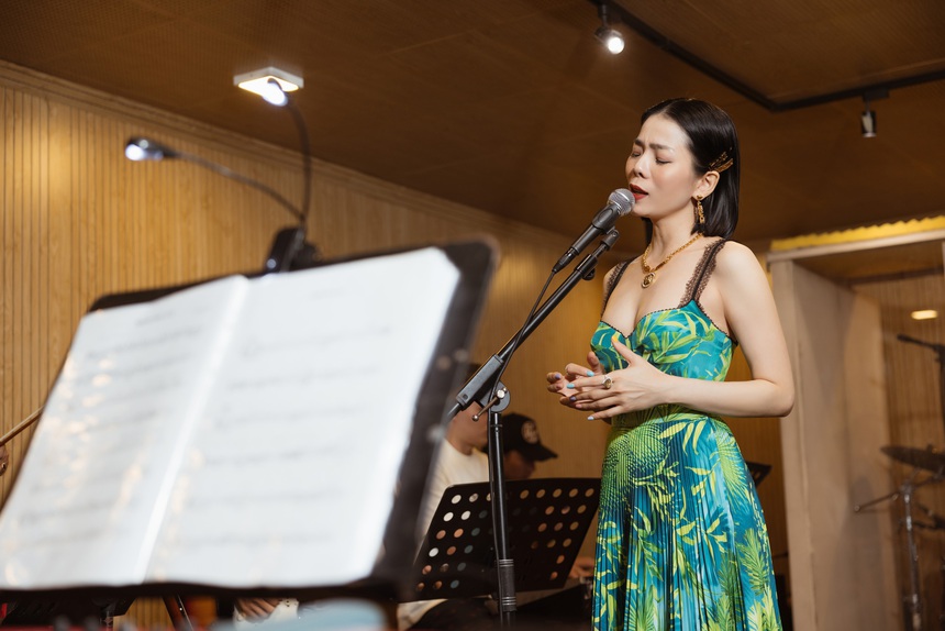 Lệ Quyên khoe khéo vòng một gợi cảm khi tập luyện cho Lệ Quyên love concert  - Ảnh 1.