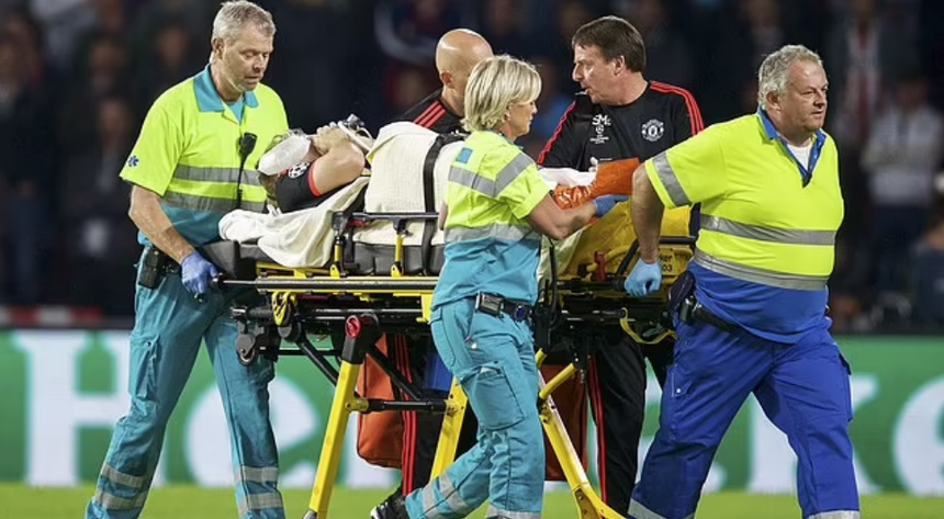 Fan MU không tin nổi khi nhìn thấy vết mổ chân gãy của Luke Shaw - Ảnh 2.