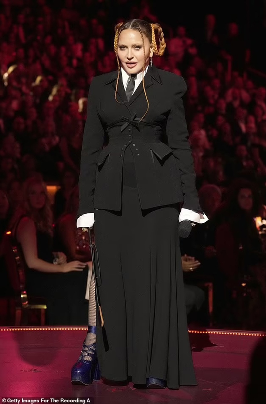 Madonna cuối cùng thừa nhận phẫu thuật thẩm mỹ sau lần xuất hiện không thể nhận ra tại lễ trao giải Grammy - Ảnh 4.
