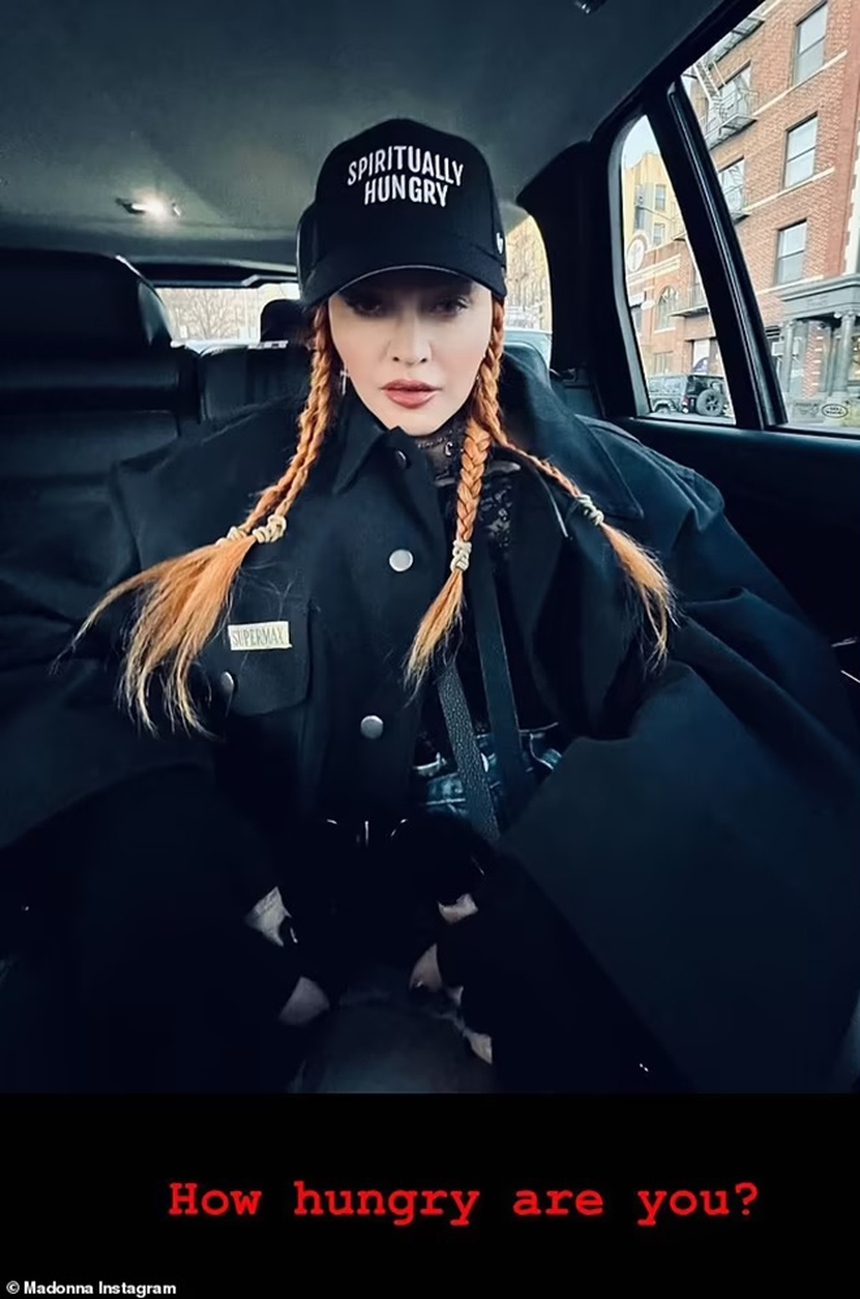 Madonna cuối cùng thừa nhận phẫu thuật thẩm mỹ sau lần xuất hiện không thể nhận ra tại lễ trao giải Grammy - Ảnh 3.