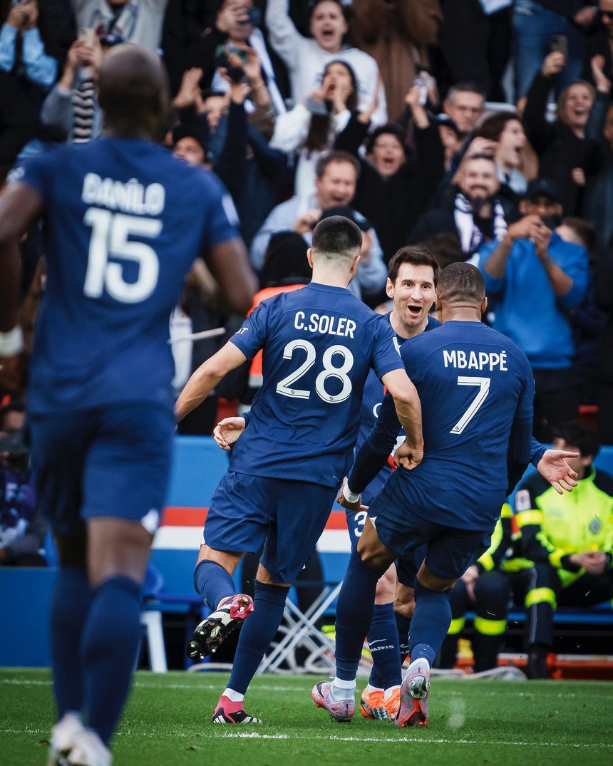 Fan soi khoảnh khắc Messi suýt gãy mắt cá chân khi ghi bàn từ pha sút phạt cho PSG - Ảnh 5.