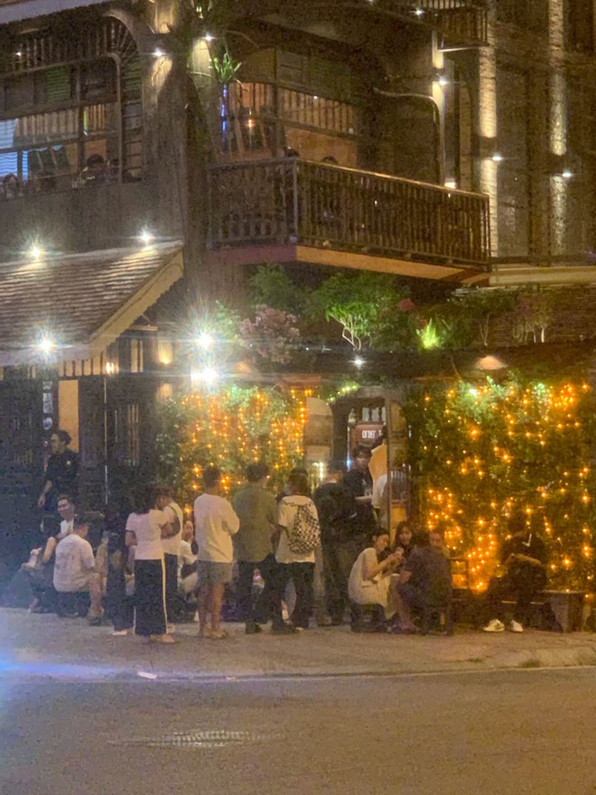 Buổi cà phê bất ổn tại địa điểm "hot" nhất của giới trẻ TP.HCM: những dáng đứng thất thần khi chỗ ngồi bị dẹp sạch  - Ảnh 4.