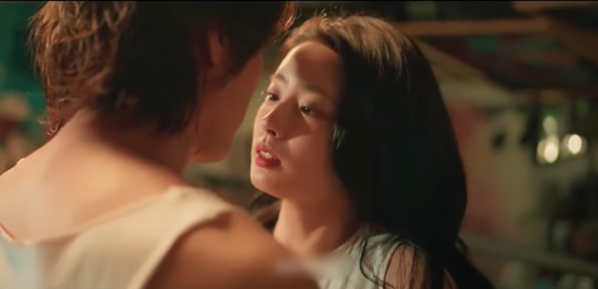 Cảnh hôn nóng mắt của Ngôn Thừa Húc và bạn diễn kém 21 tuổi gây sốt  - Ảnh 3.