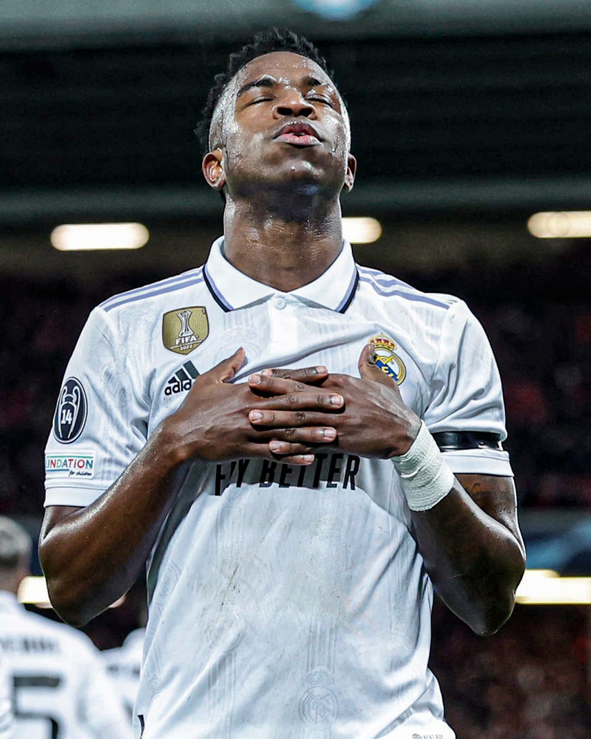 Vinicius 'troll' fan Liverpool với style ăn mừng của Ronaldo tại Anfield - Ảnh 2. Vinicius 'troll' fan Liverpool với style ăn mừng của Ronaldo tại Anfield - Ảnh 2.