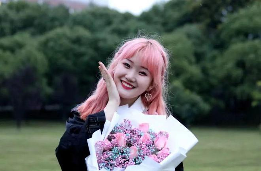 Cô gái 23 tuổi bị bạo lực mạng 6 tháng trời đến mức tự vẫn, lý do chỉ vì “tội” nhuộm tóc màu hồng - Ảnh 4. Cô gái 23 tuổi bị bạo lực mạng 6 tháng trời đến mức tự vẫn, lý do chỉ vì “tội” nhuộm tóc màu hồng - Ảnh 4.